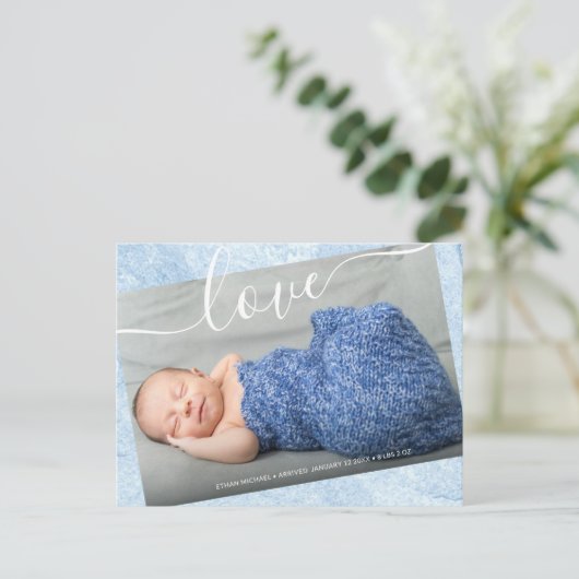 男の赤ちゃん生まれたばかりの写真の誕生発表Blue Pos ポストカード (スタンド正面)