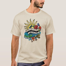 男のTシャツ、砂