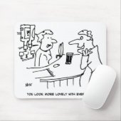 男はバーメイドをなでようとする マウスパッド (マウス)