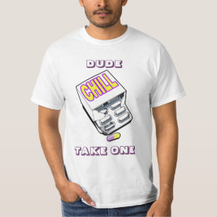 男は、冷たい丸薬を取ります Tシャツ