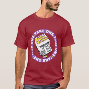 男は、冷たい丸薬を取ります Tシャツ