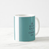 男らしいティール（緑がかった色）のKeep Calm and Carry On コーヒーマグカップ (正面右)