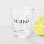 男らしパーソナライズされたMonogramとName Groomsmen ショットグラス (正面)
