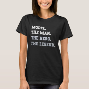 男をモデル化する英雄の伝説モデル Tシャツ