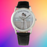 男カスタマイズ子フォトウォッチ50周年記念品 腕時計<br><div class="desc">メンズカスタマイズフォトウォッチ50周年記念ギフトこの写真はパーソナライズされた、愛する夫への思い出に残る記念日のギフトとして丁寧に作られたメンズウォッチを映し出している。この絶妙な時計は優雅さと洗練を兼ね備え、彼の注目を集める驚くべきアクセサリーとなっている。この時計は、あなたの永続的な愛とコミットメントのシンボルである。そのお洒落デザインと高品質材料はスタイルと耐久性の両方を反映している。この時計を際立たせるのはパーソナライゼーションのオプションであり、あなたの記念日を記念して心のこもったtouchを追加することができる。このメンズウォッチの美しいと意味を想像すパーソナライズされたるイメージの招待状。夫との特別な絆と共に生み出した大切な思い出を思い出させる共有として機能する。名前、重要な日付、または心のこもったメッセージで時計をパーソナライズすることによって、あなたはギフトユニークに感傷的な要素を追加している。夫が時計を見る度に、彼はあなたの愛と感謝を思い出す。この男パーソナライズされたの時計はアクセサリーだけでなスタイリッシュく、あなたの人間関係の意味のあるシンボルである。彼が毎日衣服でき、彼がどこへ行っても彼運に対する愛は永遠で実用的な贈り物である。この特別な記念日の贈り物で夫を驚かせ、永遠の記憶を作り出す。この男パーソナライズされたの時計はあなたの愛の具体的な表現であり、あなたたち両方の共有の深いつながりの絶え間ない思い出として機能する。</div>