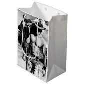 男カッコいいセクシー険しいハンサムな筋肉のカウボーイマン ミディアムペーパーバッグ (正面アングル)