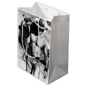 男カッコいいセクシー険しいハンサムな筋肉のカウボーイマン ミディアムペーパーバッグ (裏面アングル)