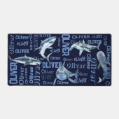 男パーソナライズされた子の名前はサメのコラージュ デスクマット (正面)