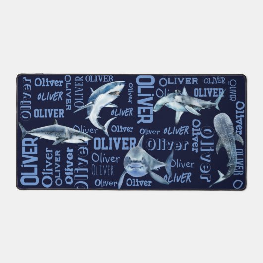男パーソナライズされた子の名前はサメのコラージュ デスクマット (正面)