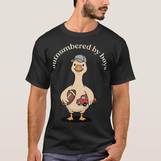 男子に囲まれるフットボール好きなママ Tシャツ (正面)
