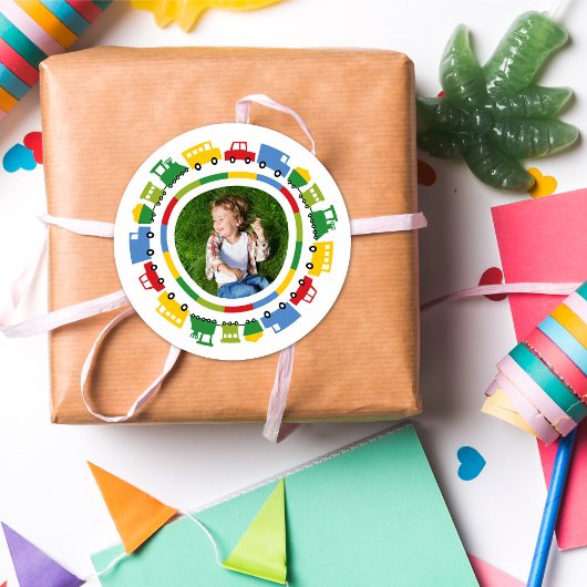 男子のおもちゃ カラフルな輸送 子供の誕生日の写真 ラウンドシール