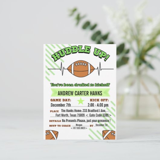 男子のためのフットボール誕生日招待状 ハドルアップ! ポストカード (スタンド正面)