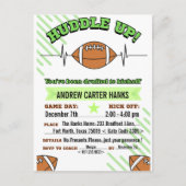 男子のためのフットボール誕生日招待状 ハドルアップ! ポストカード (正面)