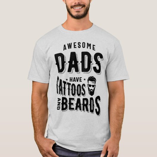 男子のパパ素晴らしは刺青と顎鬚 Tシャツ (正面)