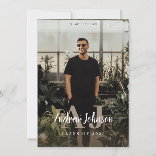 男子の卒業おめでとうを伝えるモノグラムイニシャル発表 招待状 (正面)