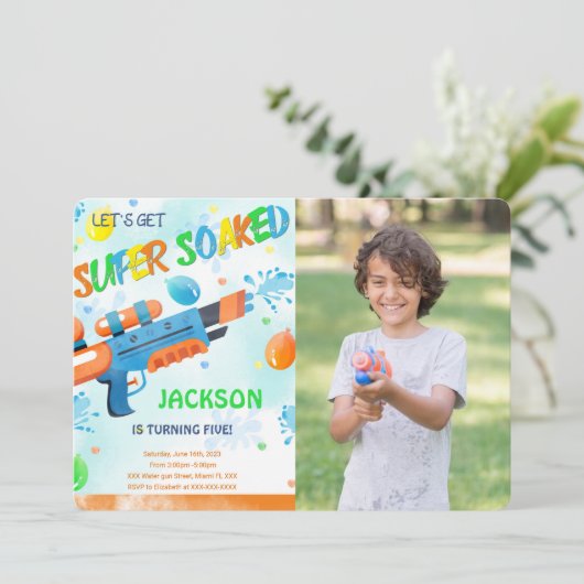 男子の水鉄砲の誕生日写真招待状 招待状 (スタンド正面)