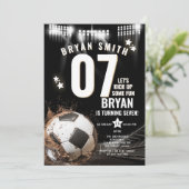 男子サッカーのボール誕生日を蹴り上げよう 招待状 (スタンド正面)