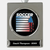 男子サッカー愛国心のある米国国旗 シルバープレートバナーオーナメント (正面)
