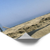 男子ビーチバレーボール選手がスパイクまで跳び上がる ポスター (角)