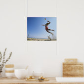 男子ビーチバレーボール選手がスパイクまで跳び上がる ポスター (キッチン)