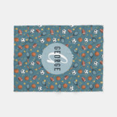 男子可愛いブルーサッカーバスケットボールスポーツキッズ フリースブランケット (正面(横))