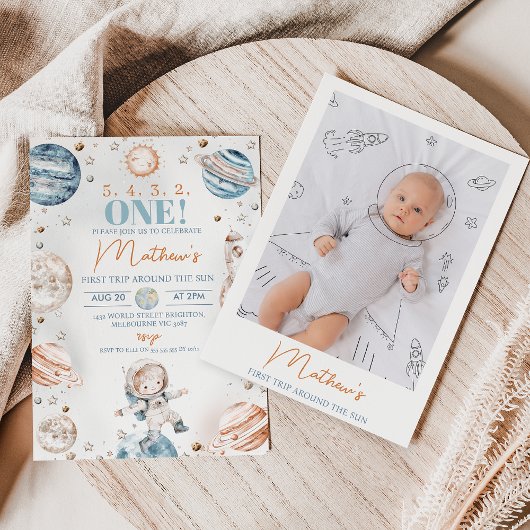 男子宇宙飛行士フォトファースト・トリップ・サンのまわりに誕生日 招待状