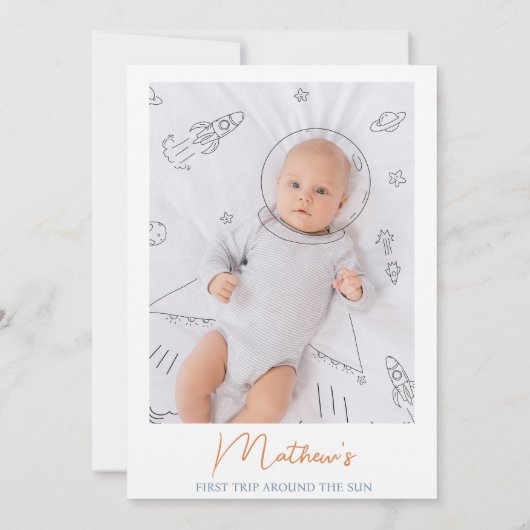 男子宇宙飛行士フォトファースト・トリップ・サンのまわりに誕生日 招待状 (裏面)