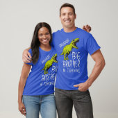 男子用の恐竜のシャツを習っている兄 Tシャツ (ユニセックス)