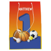 男子1歳の誕生日スポーツボール ミディアムペーパーバッグ (正面)