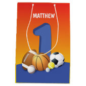 男子1歳の誕生日スポーツボール ミディアムペーパーバッグ (裏面)