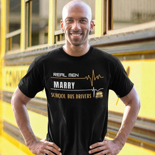 男実在がスクールバスの運転手と結婚 Tシャツ