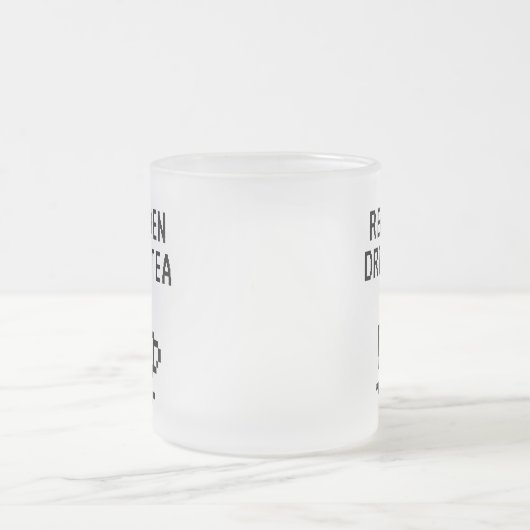 男実在が茶を飲むおもしろい フロストグラスマグカップ (中央)