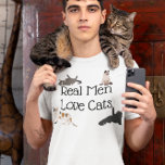 男実在は猫を愛する Tシャツ<br><div class="desc">このデザインはデジタルアートを使って作成された。スタイルオプションの下の[詳細] >>を選択して、このシャツのスタイルを変更できる。ボタンをパーソナライズされた押しクリックて色を変えて、名前、イニシャル、または単語を追加するお気に入りのこと。私は連絡colorflowcreations@gmail.comで私はもし、このデザインを別の製品に持つ必要がある。オリジナル抽象芸術絵画アクリルをwww.etsy.com/shop/colorflowartで購入。www.facebook.com/colorflowcreations、www.instagram.com/colorflowcreations、www.twitter.com/colorflowart、後を追およびwww.pinterest.com/colorflowcreationsで自分の創造や自分の情報を見る。</div>