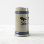 男実在人がビールを飲む ビールジョッキ (中央)