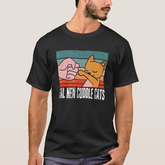 男実在人は猫の人を抱く男性へ猫4 Tシャツ (正面)