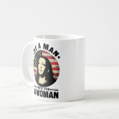 男性である女性の投票ハリス2024 Kamalaに投票 コーヒーマグカップ (正面左)