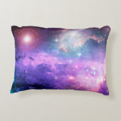 男性との魔法の超現実的なカラフル宇宙の背景 アクセントクッション (裏面)