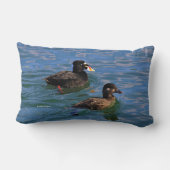 男性と女性のサーフスクーターが桟橋でアヒル ランバークッション (裏面)