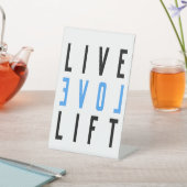 男性と女性のライブラブリフト – 重みを持ち上げる 台座サイン (インサイチュ)