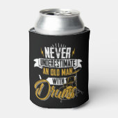 男性のためのドラムを持つ老人を決して過小評価しない 缶クーラー (缶正面)