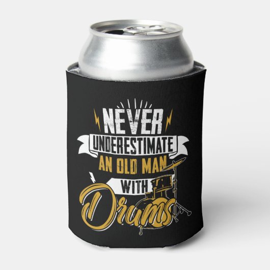 男性のためのドラムを持つ老人を決して過小評価しない 缶クーラー (缶正面)
