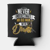 男性のためのドラムを持つ老人を決して過小評価しない 缶クーラー (正面)