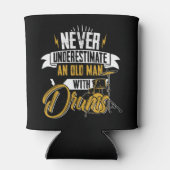 男性のためのドラムを持つ老人を決して過小評価しない 缶クーラー (裏面)