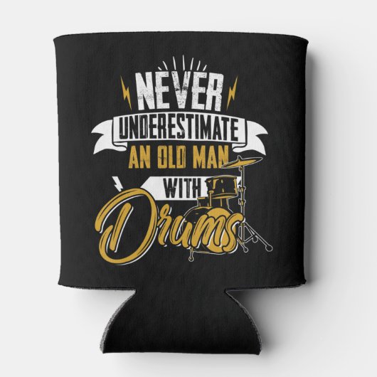 男性のためのドラムを持つ老人を決して過小評価しない 缶クーラー (裏面)