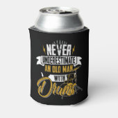 男性のためのドラムを持つ老人を決して過小評価しない 缶クーラー (缶裏面)