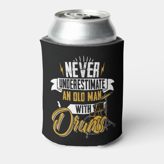 男性のためのドラムを持つ老人を決して過小評価しない 缶クーラー (缶裏面)