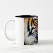 男性のシベリアトラのペンキの写真 ツートーンマグカップ (左)