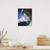 男性のスノーボーダーが氷の滝から飛び降りる ポスター (キッチン)