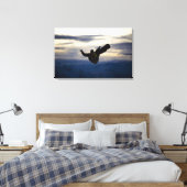 男性のスノーボーダーは乗馬の間にバックフリップをする キャンバスプリント (インサイチュ (寝室))