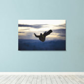 男性のスノーボーダーは乗馬の間にバックフリップをする キャンバスプリント (インサイチュ (ウッドフロア))